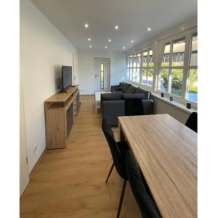 Moderne Mit Terrasse, Apartment